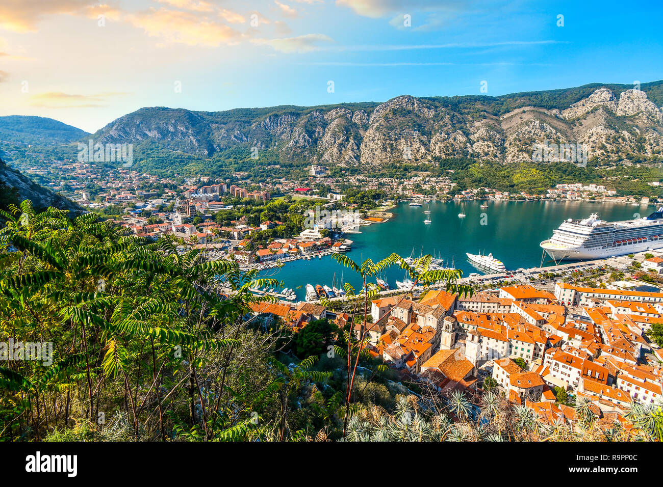 Ein Kreuzfahrtschiff ist von den Kotor Burgruinen gesehen, wie das in der Bucht von Kotor, Bucht, an der adriatischen Küste von Kotor, Montenegro Stockfoto