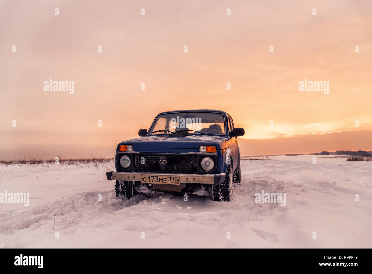 Moskau, Russland - Dezember 25, 2018: Blau russischen Geländewagen Lada Niva 4x4 (VAZ 2121 / 21214) auf dem Schnee Feld geparkt. Stockfoto