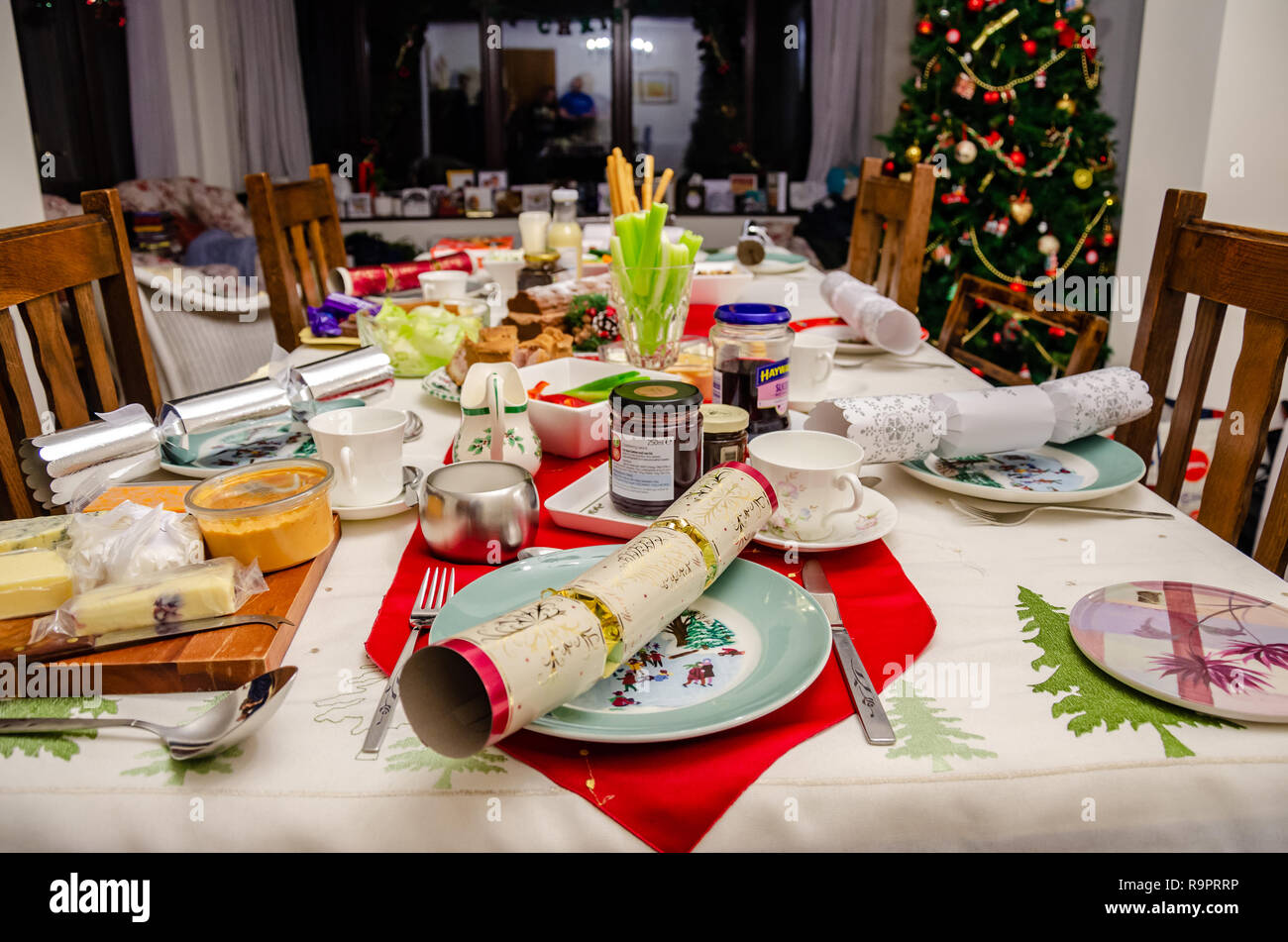 Ein Esstisch mit Platz verlegt, Einstellungen, Platten und Knallbonbons bereit für Weihnachten Tee. Stockfoto