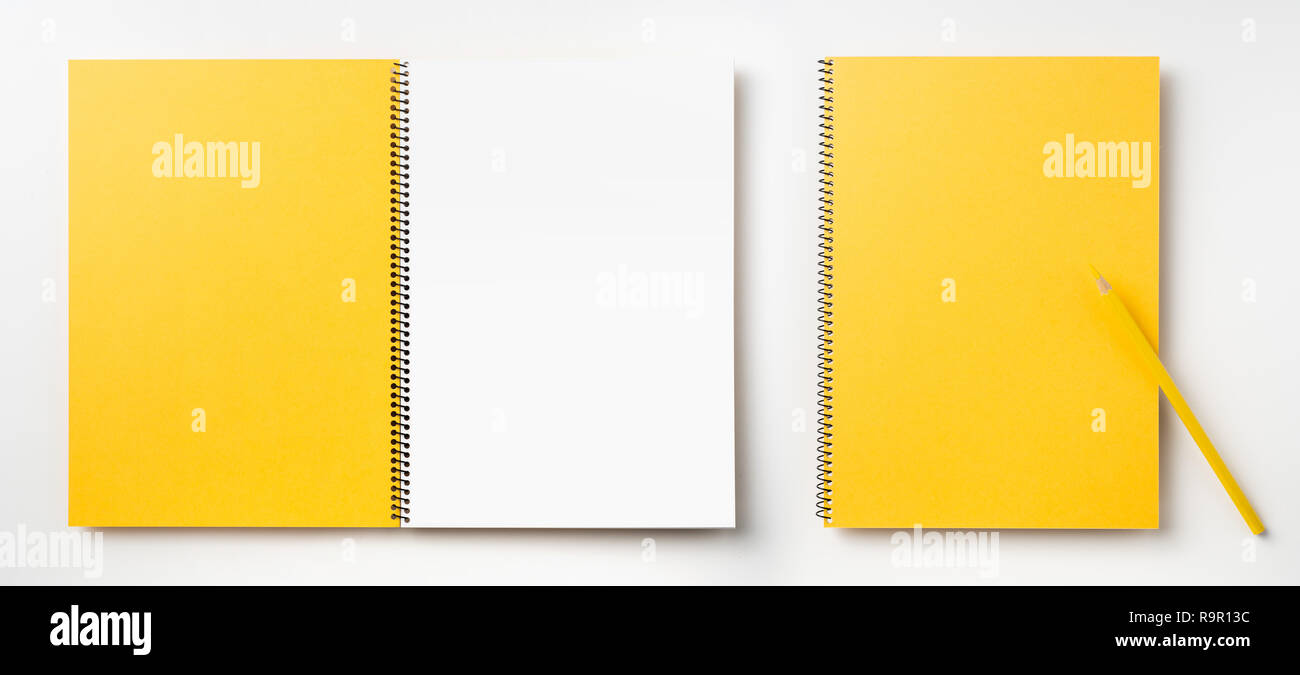 Designkonzept - Blick von oben auf die rote Spirale notebook Vorne, Hinten, weiße Seite und Bleistift isoliert auf Hintergrund für mockup Stockfoto