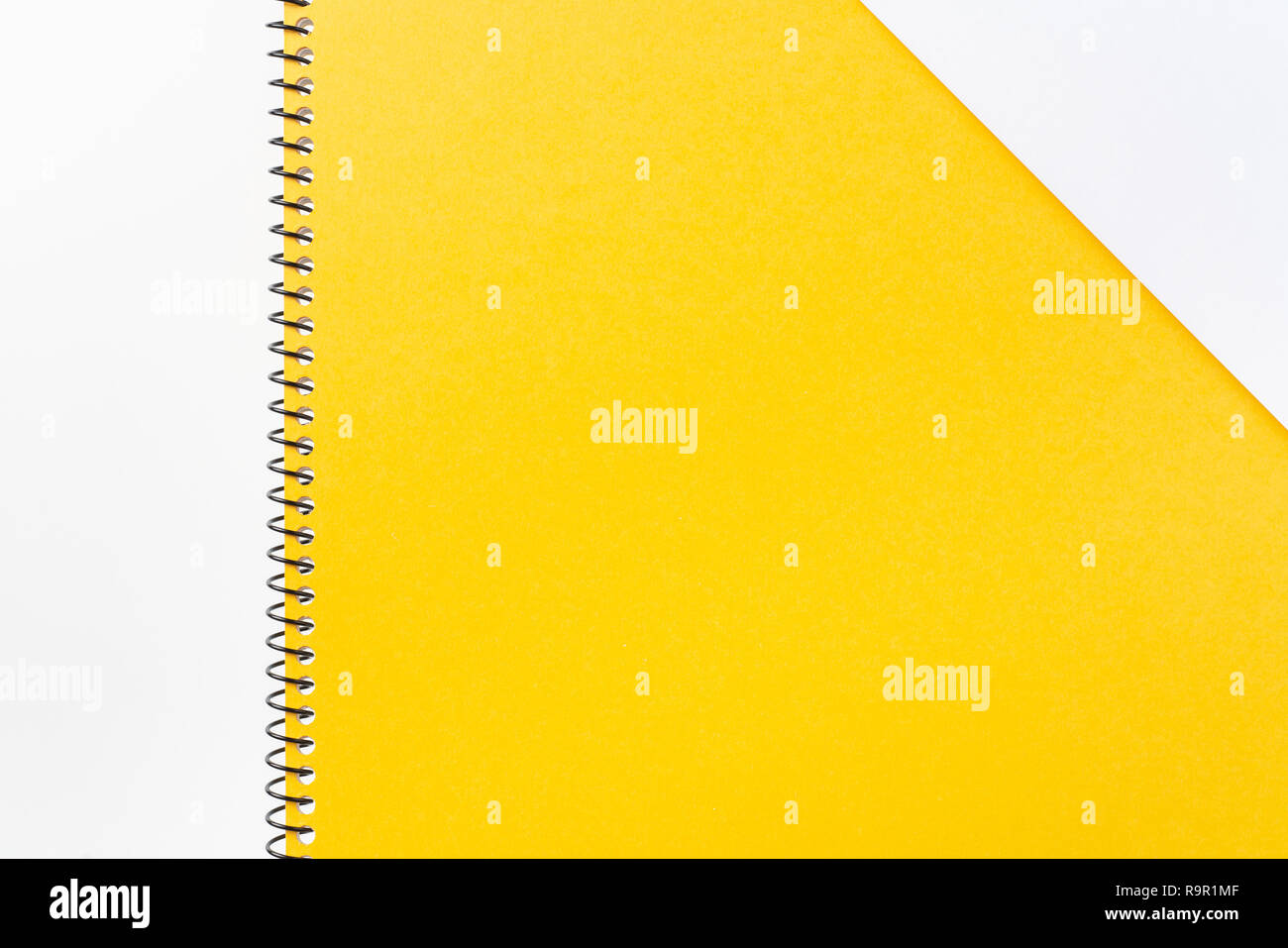 Designkonzept - Blick von Oben auf die gelben Spirale Notebook mit geometrischen Layout und Vintage Style für Design mockup Stockfoto