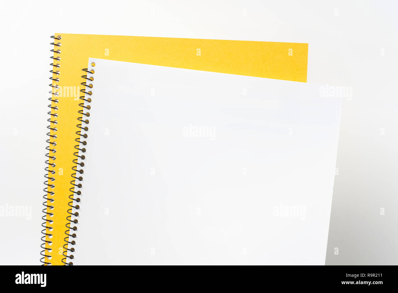 Designkonzept - Blick von Oben auf die gelben Spirale Notebook mit geometrischen Layout und Vintage Style für Design mockup Stockfoto