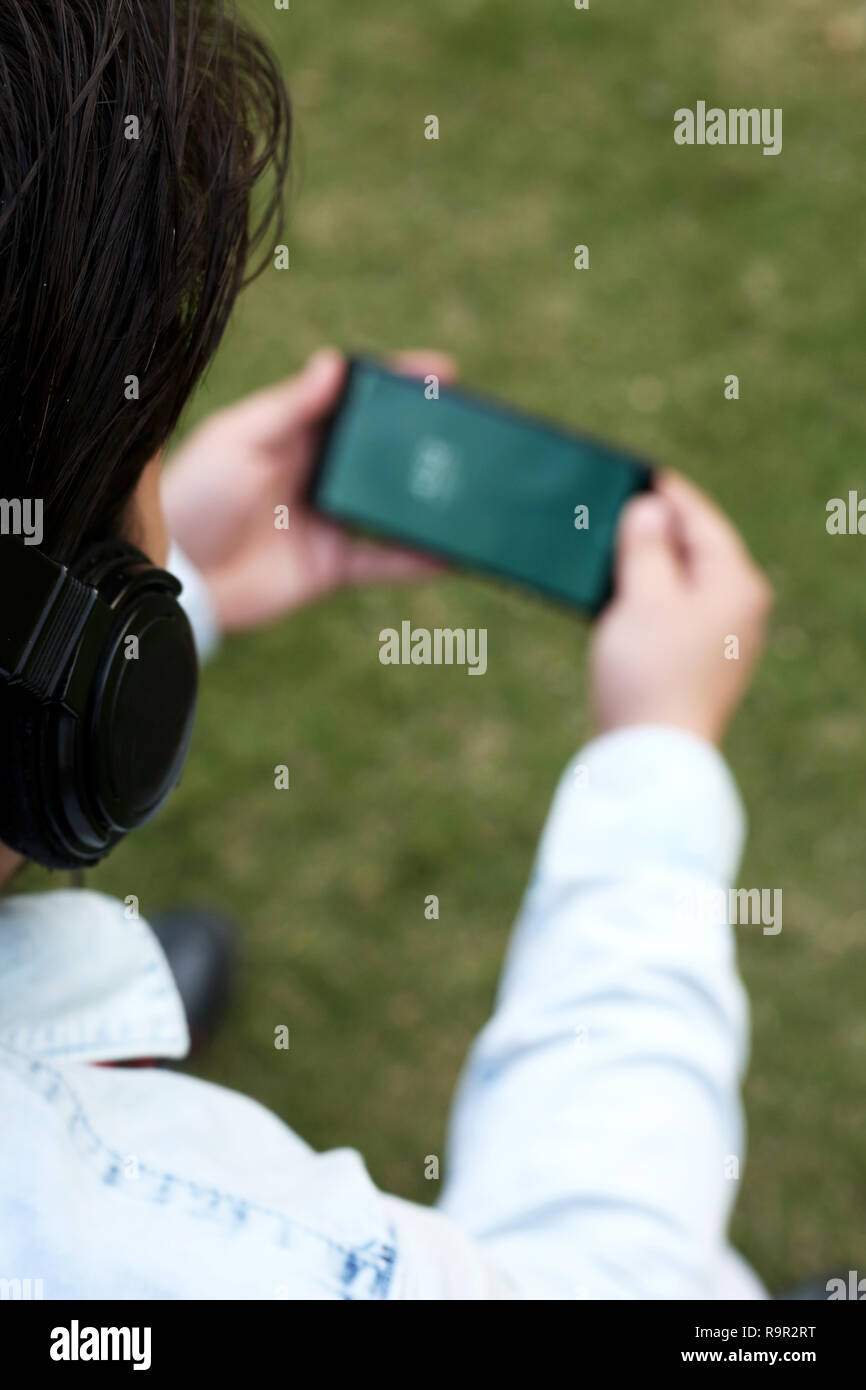 Junge Mann ist Musik hören. Stockfoto