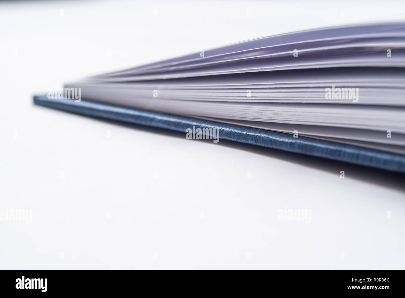 Designkonzept - Perspektivische Ansicht blue Hardback Notebook mit offenen & Flip curl gerollt Seite auf Hintergrund für Mockup isoliert. Nicht für 3D-Rendering Stockfoto