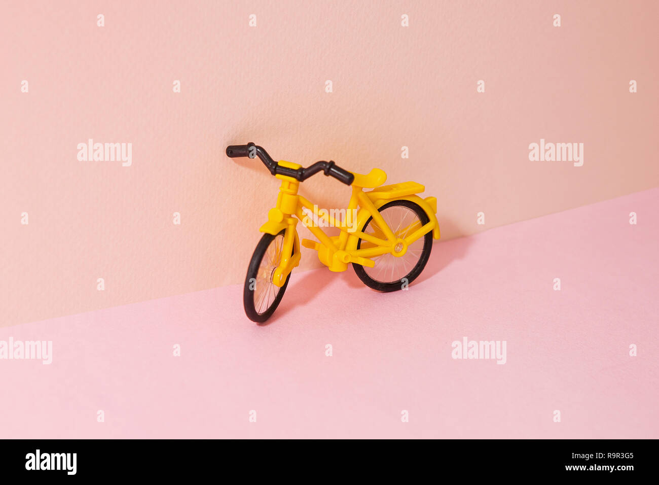 Yellow Bike Modell. Rosa Zwei Ton Hintergrund. Stockfoto