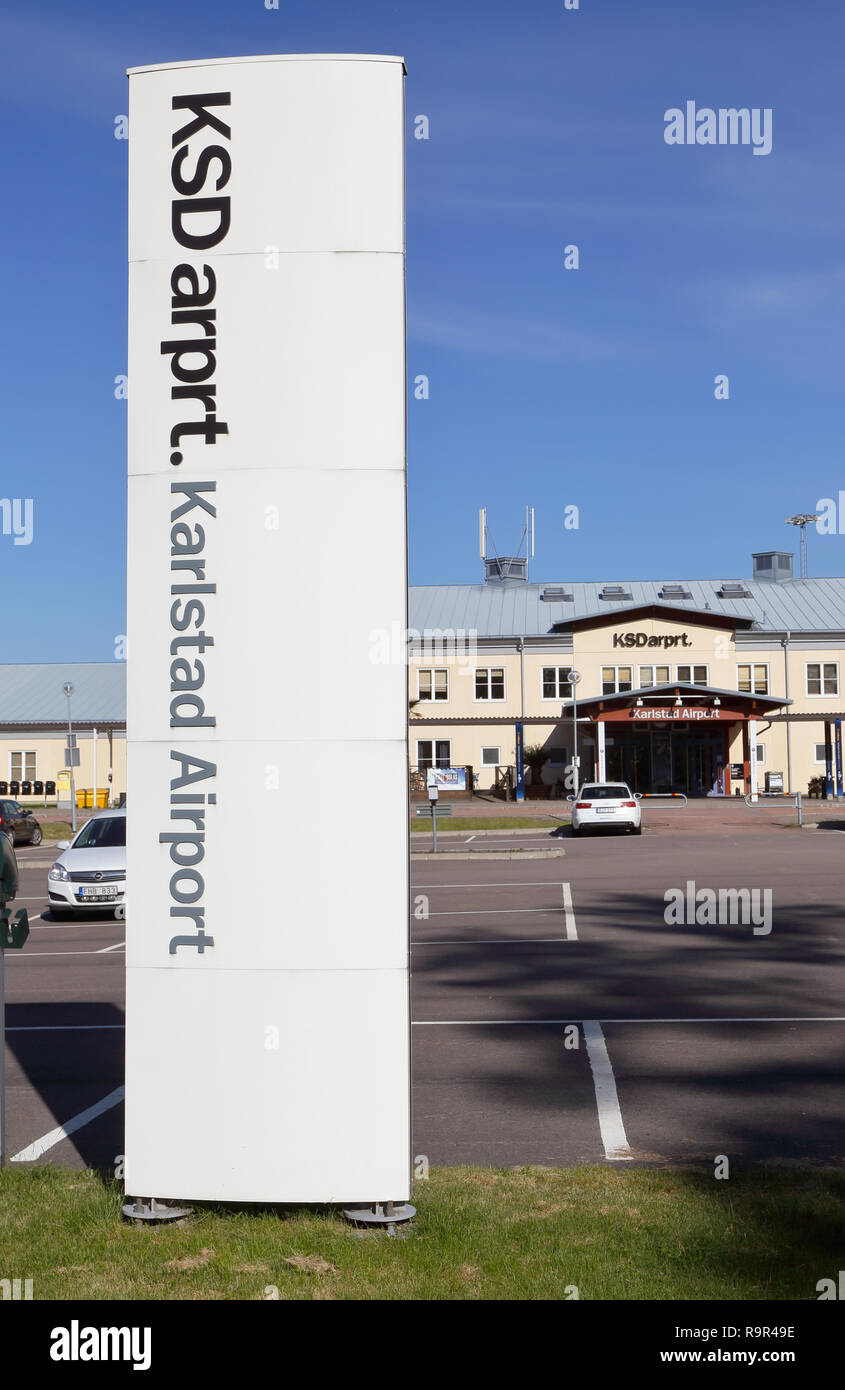 Karlstad, Schweden - 26. Mai 2016: Flughafen Karlstad Zeichen in den Vordergrund mit dem Terminal Gebäude im Hintergrund. Stockfoto