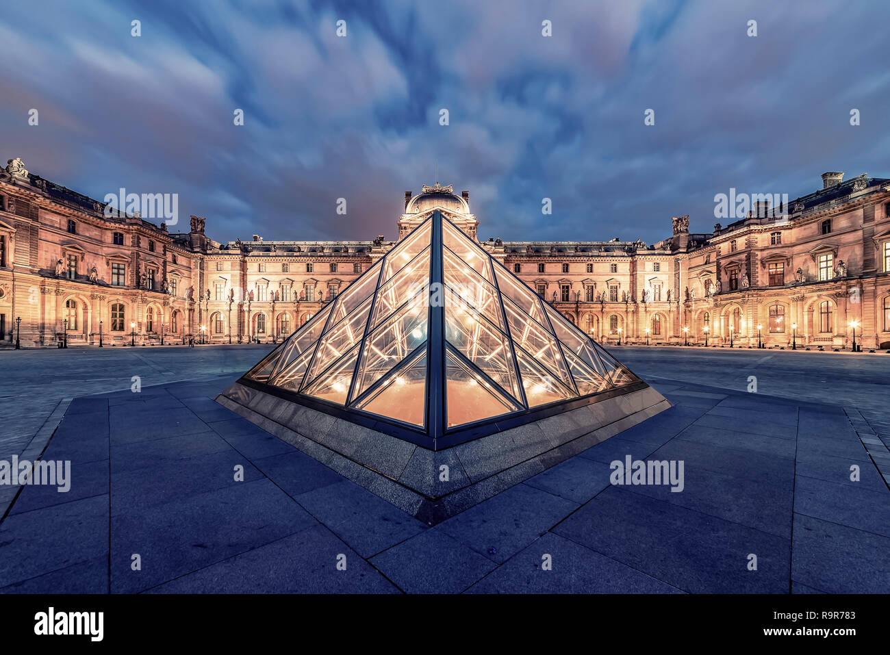 Le Louvre museum in Abend Stockfoto
