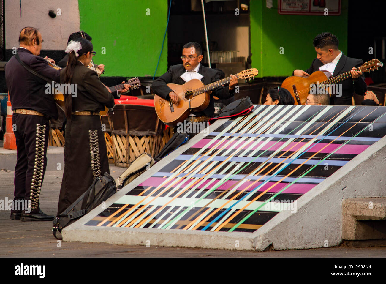 Eine Mariachi Band auf der Plaza Garibaldi in Mexiko City, Mexiko durchführen Stockfoto