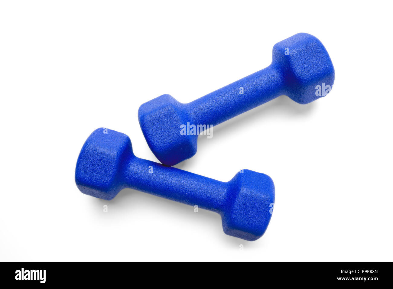 Zwei blaue Kurzhanteln auf weißem Hintergrund, Ansicht von oben. Clipping path, außer den Schatten, ist im Preis inbegriffen. Stockfoto