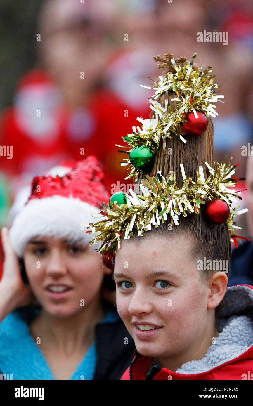 Im Bild: Eine junge Frau mit einem Weihnachtsbaum Frisur. Dienstag, 25 Dezember 2018 Re: Hunderte von Menschen, die sich in diesem Jahr Porthcawl Weihnachten Swi nehmen Stockfoto