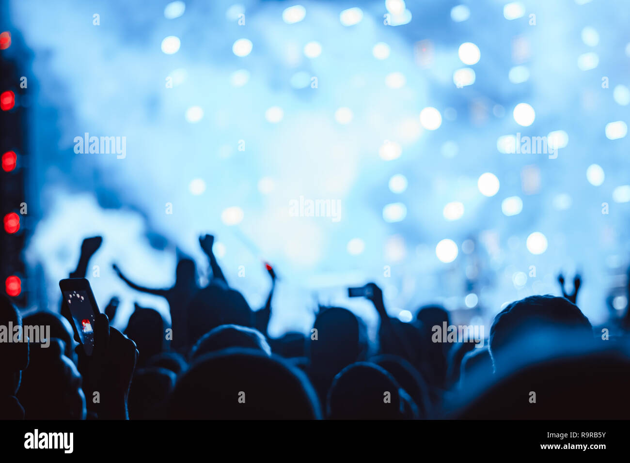 Auswirkungen Blur Konzert Disco Dj Party Menschen Mit Hands Up Spass Stockfotografie Alamy Auswirkungen Blur Konzert Disco Dj Party Menschen Mit Hands Up Spass Stockfotografie Alamy