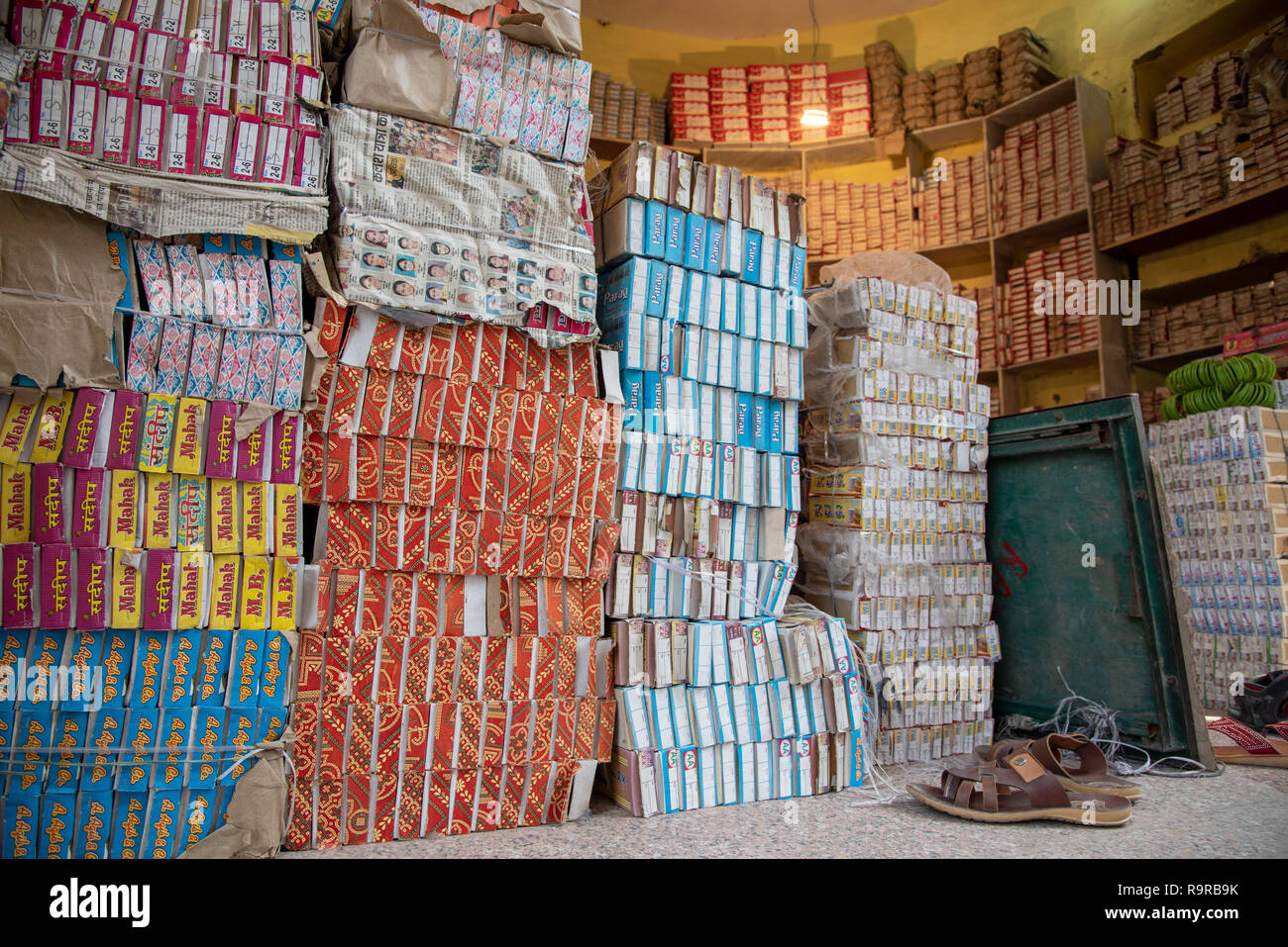 Boxen der indischen Armreifen hoch gestapelt. Jodhpur, Rajasthan, Indien Stockfoto
