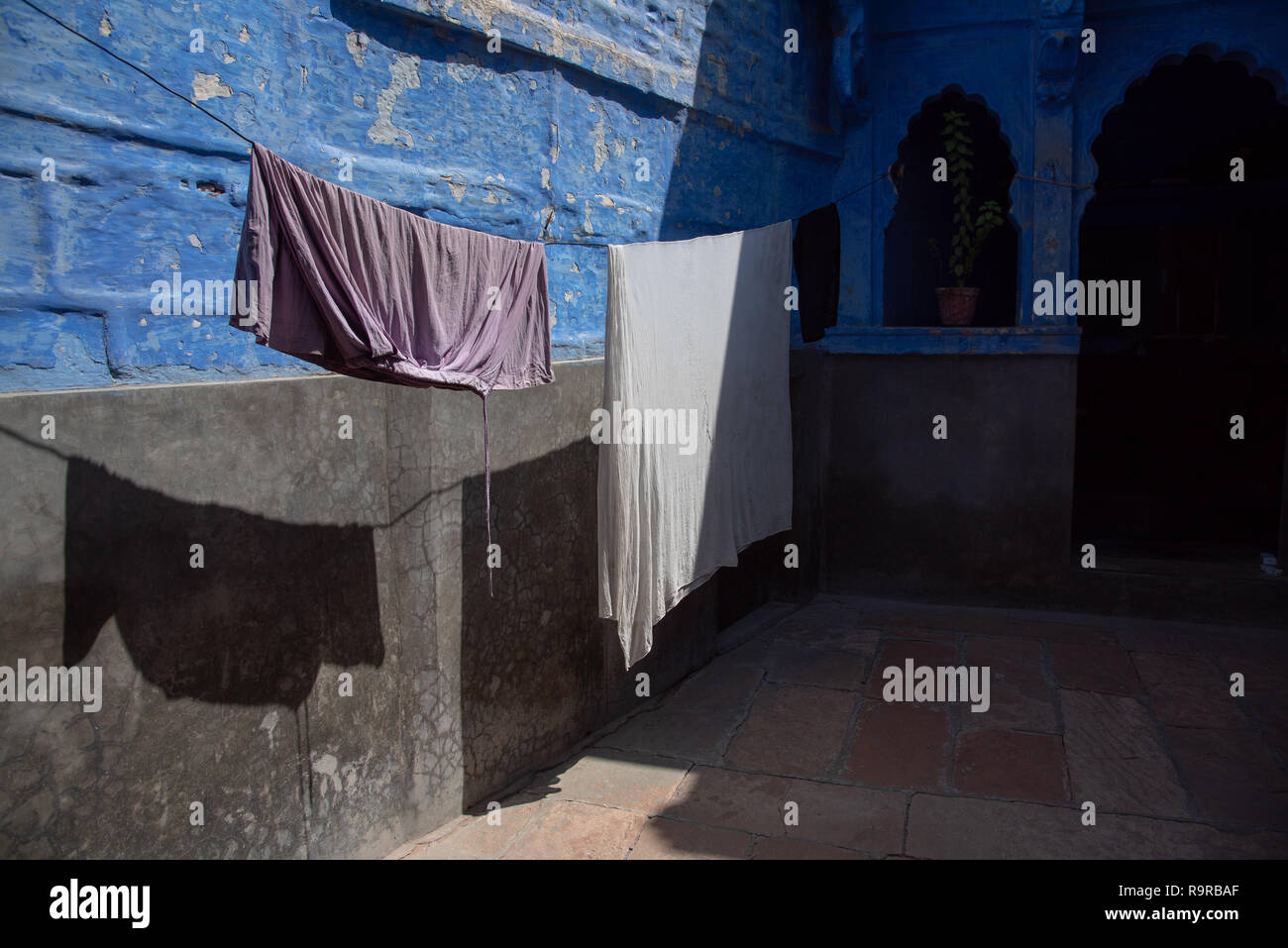 Sauber waschen hingen gegen eine helle blaue Wand in Jodhpur, Rajasthan, Indien zu trocknen Stockfoto