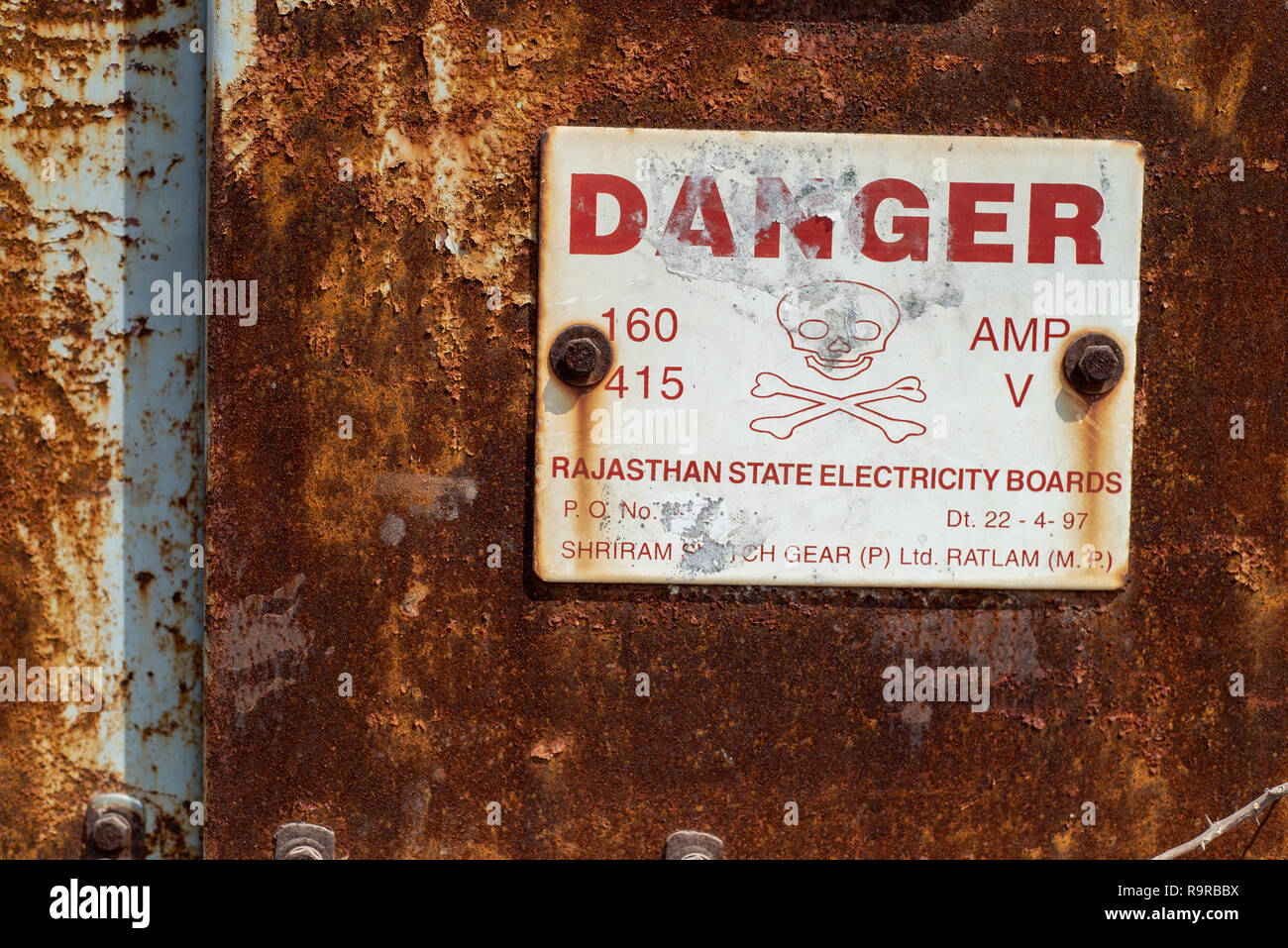 Die 'Gefahr' Rajasthan Electricity Board Warnschild auf eine verrostete Tür, Udaipur, Rajasthan, Indien. Stockfoto