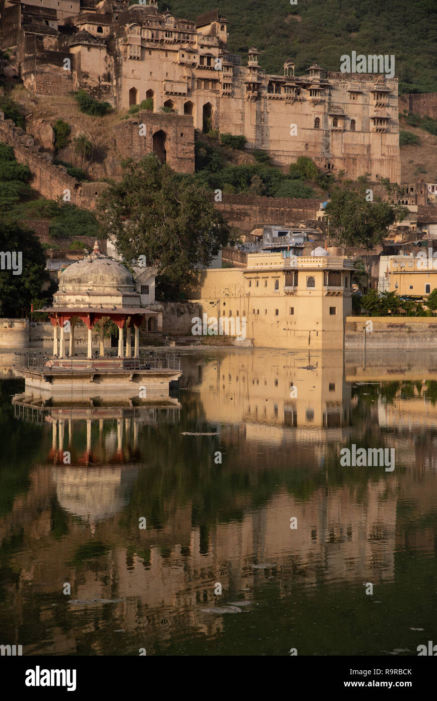 Bundi Palast und Taragarh Fort auf dem Hügel hinter Nawal Sagar See gebadet im Abendlicht. Rajasthan im Nordwesten Indiens. Stockfoto