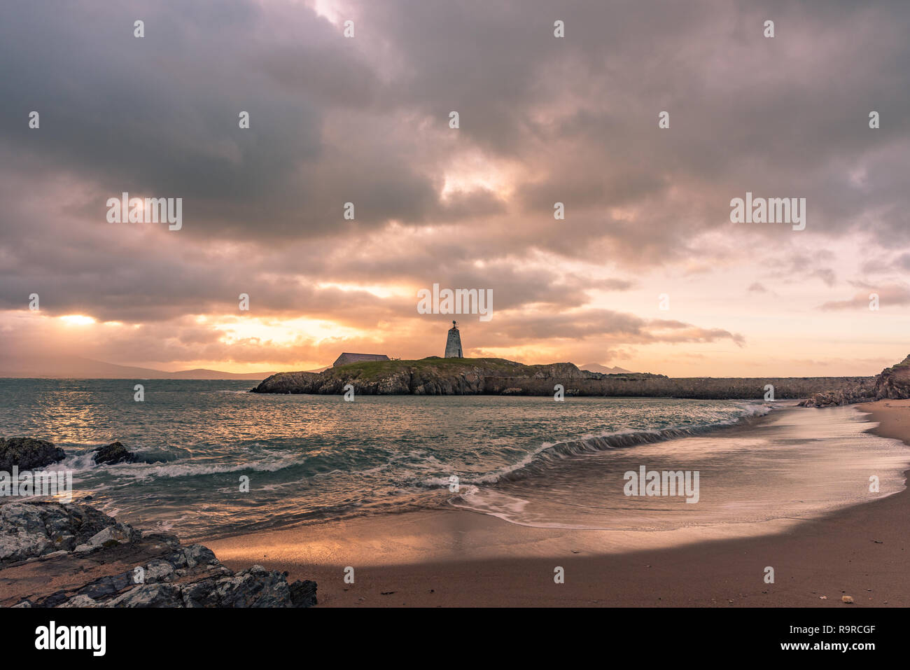 Die llanddwyn Island Lighthouse, Goleudy Twr Bach am Ynys Llanddwyn auf Anglesey, Nordwales bei Sonnenaufgang. Stockfoto