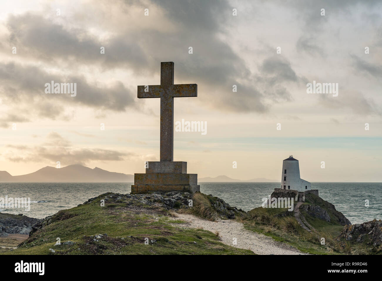 Die llanddwyn Island Lighthouse, Twr Mawr auf Ynys Llanddwyn auf Anglesey, Nordwales bei Sonnenaufgang. Stockfoto