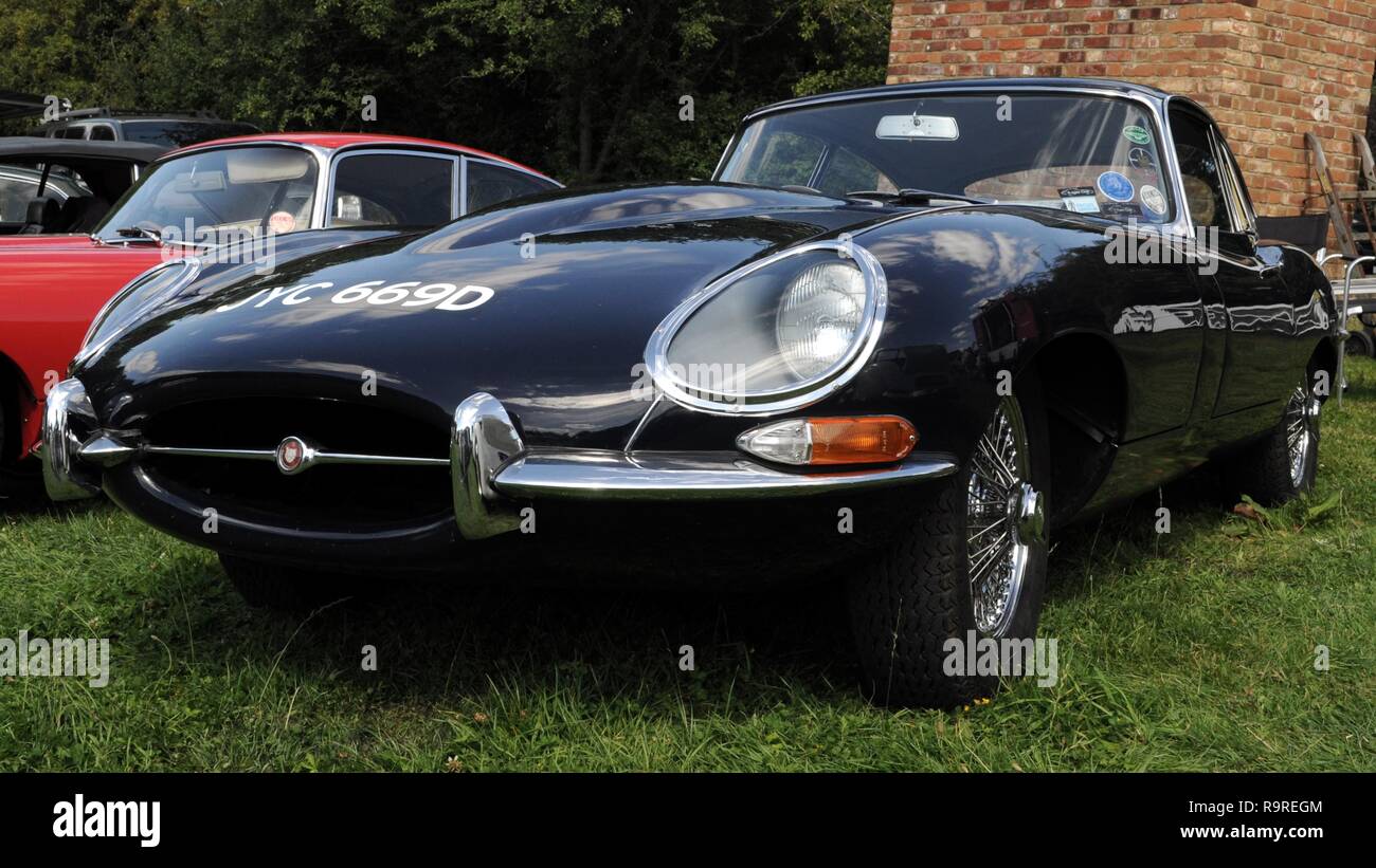 1966 Jaguar E-Type an der Epping Ongar Bahn Oldtimer Rallye 2017, North Weald Station, Essex, Großbritannien. Stockfoto