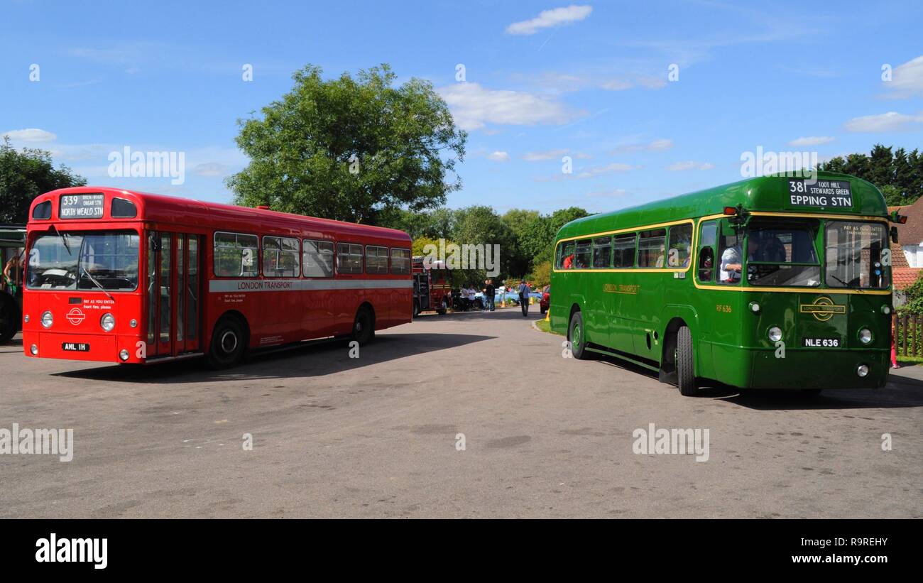 1970 AEC Swift (links) und 1953 AEC Regal IV (rechts) an der Epping Ongar Bahn Oldtimer Rallye 2017, North Weald Station, Essex, Großbritannien. Stockfoto