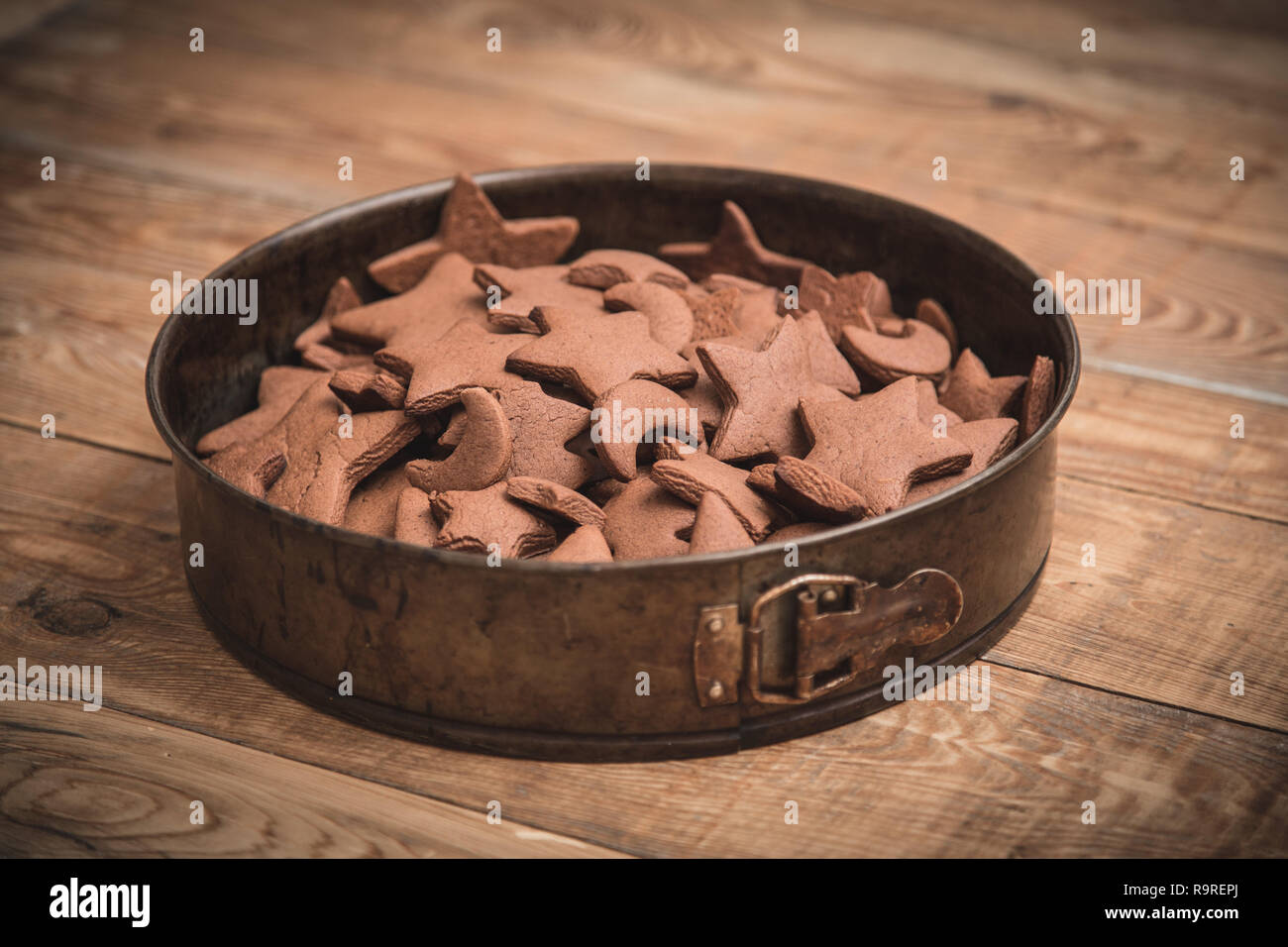 Weihnachten Lebkuchen Kuchen in Form von Sternen in springform Schüssel auf rustikalen hölzernen Tisch versammelt. Stockfoto