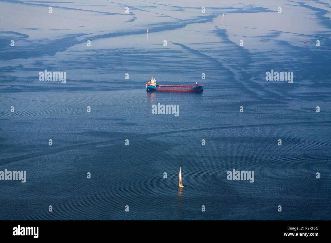 Blick von oben. Das Schiff Bunker und Segelyachten klicken Sie auf das Meer. Stockfoto