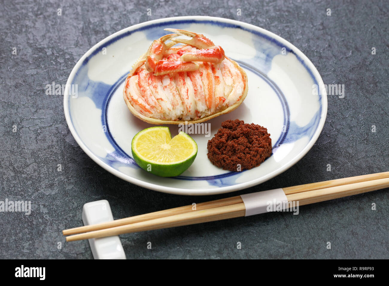 Seko gani, gedämpft weiblichen Seespinne Fleisch und Ei gefüllt mit Krabben shell, japanisches Essen Stockfoto