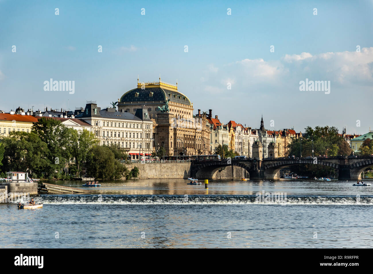 Nationaltheater (höchstes Gebäude) und den Fluss Vltava (Moldau), Prag, Tschechische Republik Stockfoto