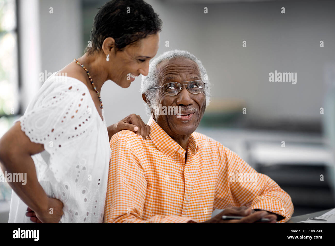 Mann und Frau tun Steuern zusammen. Stockfoto