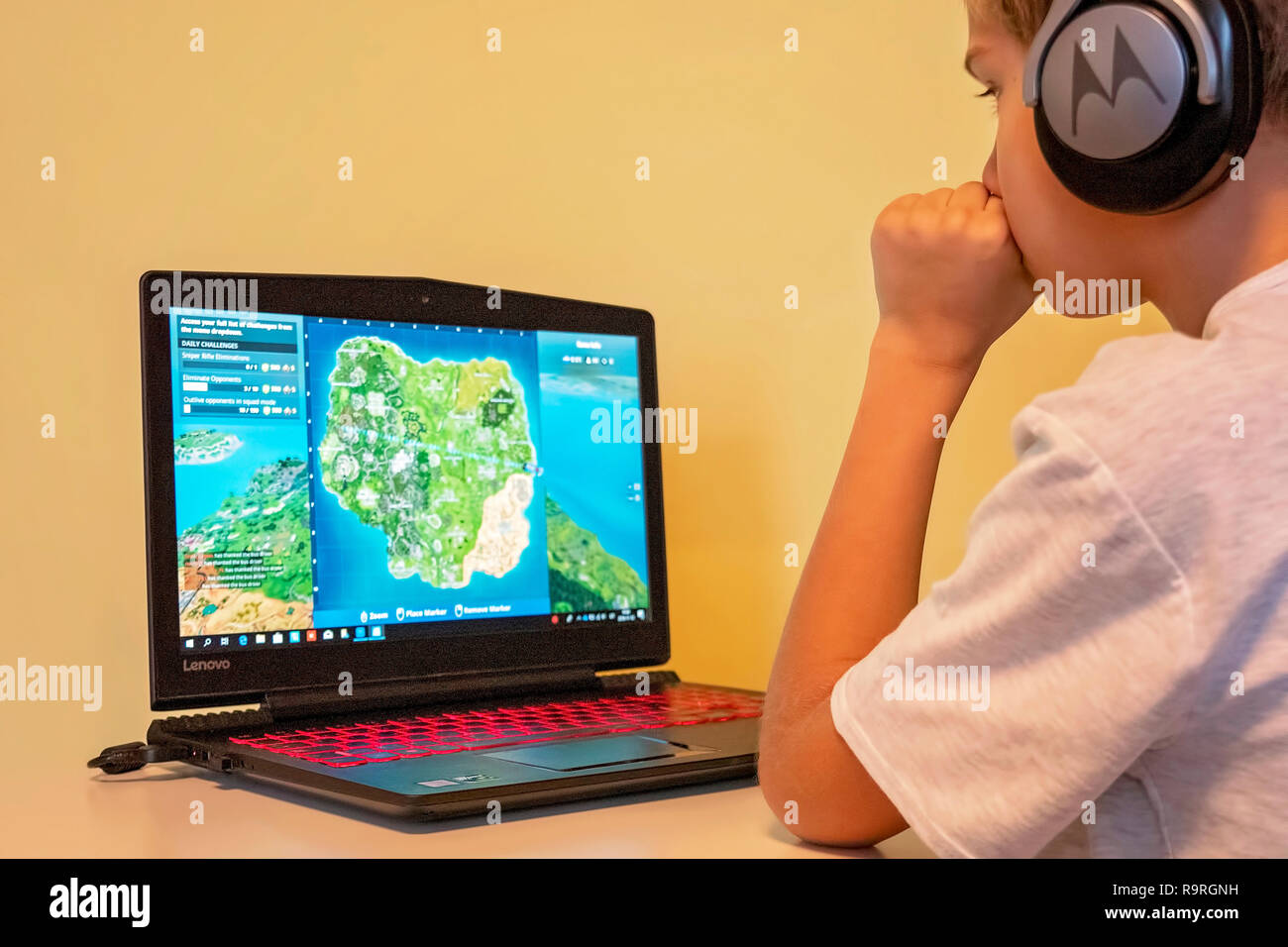 Junge spielt Fortnite. Fortnite ist online video spiel von Epic Games  entwickelt Stockfotografie - Alamy