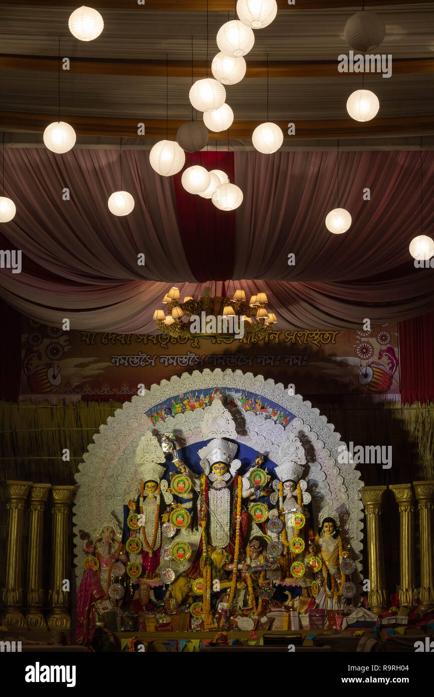 Eine Ansicht von Durga Puja Idiol In Pandal, DT-16 Oct 2018. An Sarita Vihar Sarbojanin Puja Samiti, Neu Delhi, Indien Stockfoto