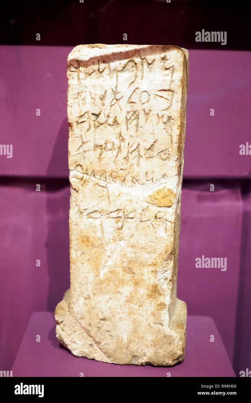 Phönizische Inschrift auf einer Stele aus Kalkstein - Nationalmuseum für Archäologie - Valletta, Malta Stockfoto