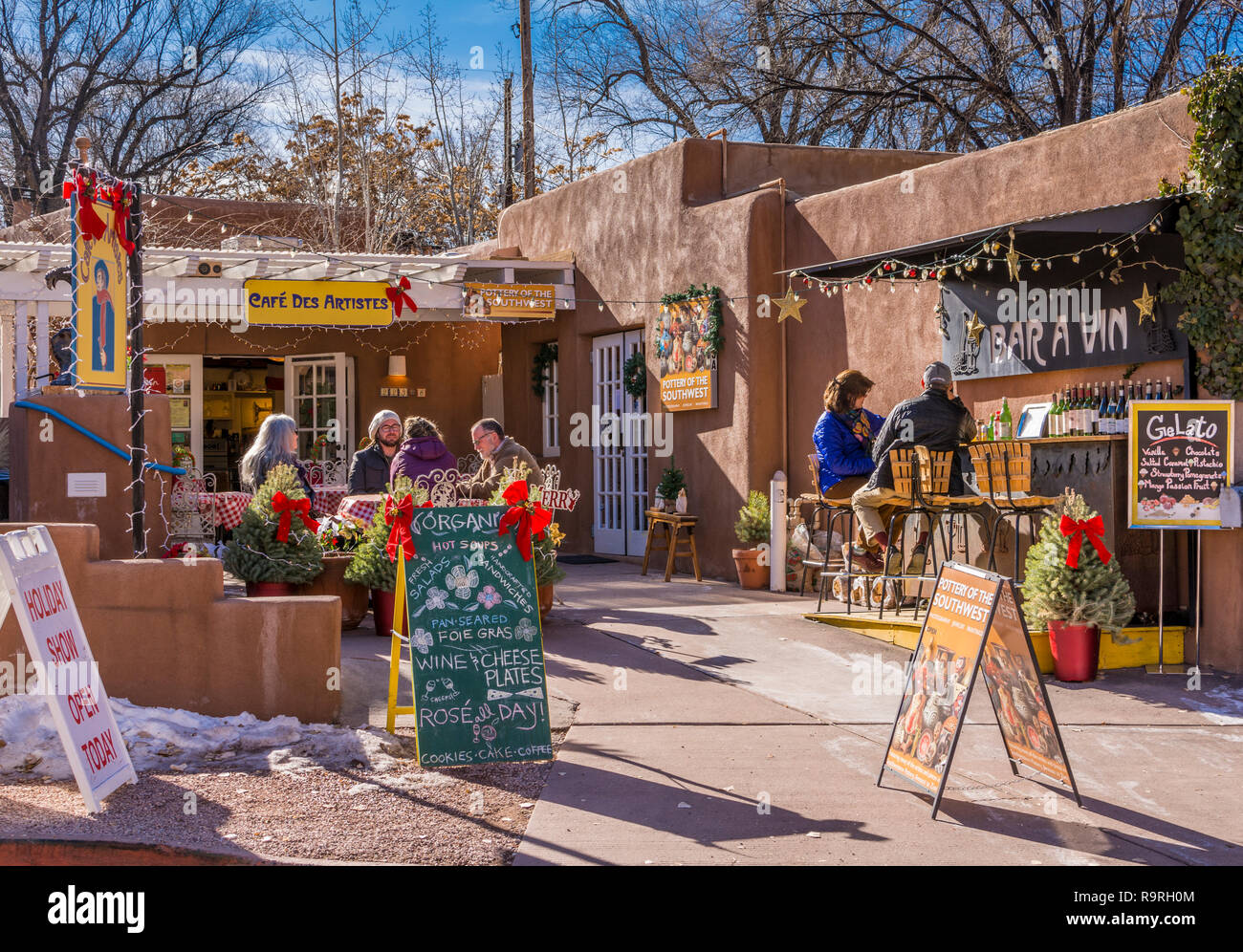 Canyon Road, Santa Fe New Mexico outdoor Café Diners im Winter. Stockfoto