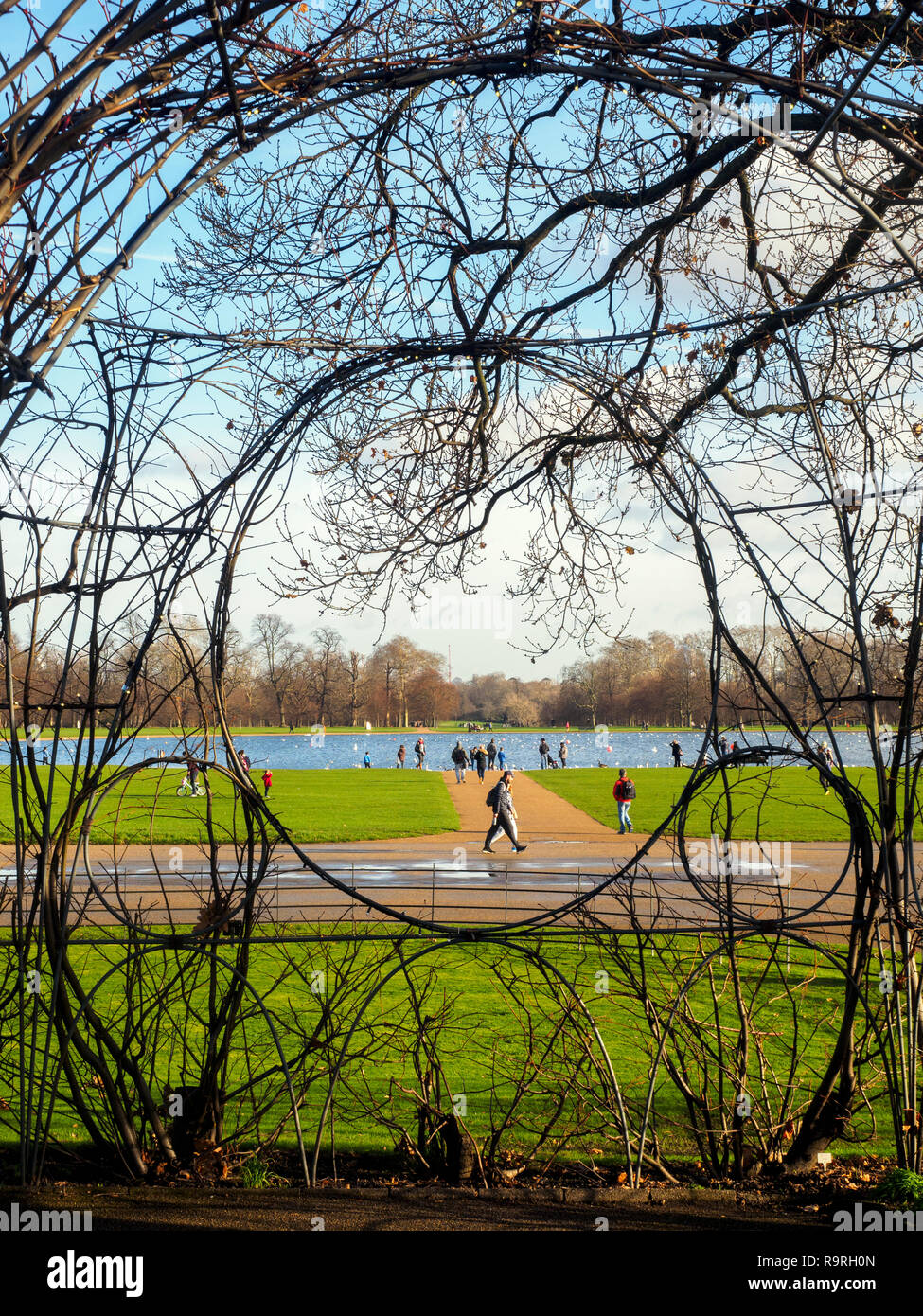 Gerahmte Blick auf Kensington Gardens aus der versunkenen Garten Teich - London, England Stockfoto