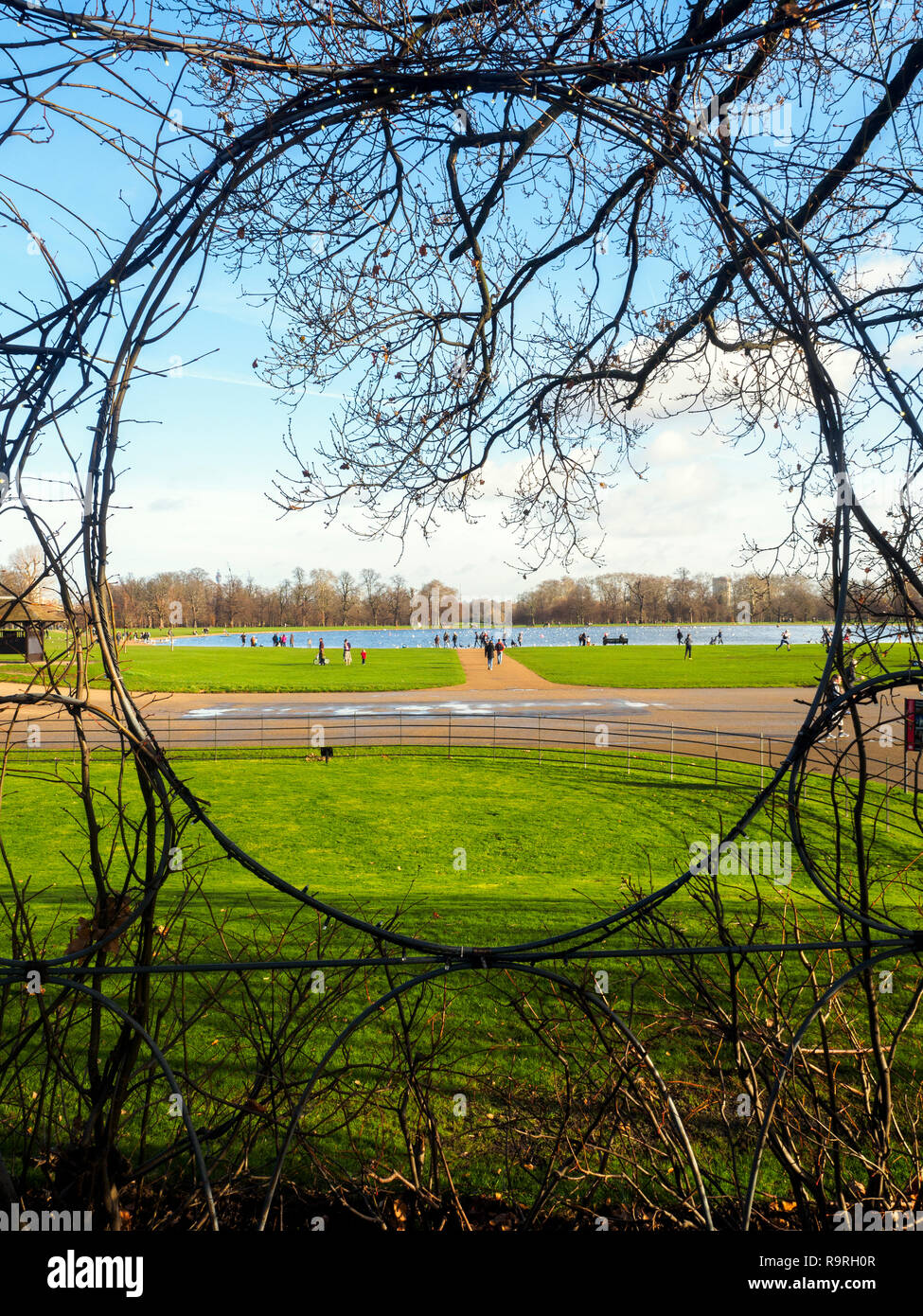 Gerahmte Blick auf Kensington Gardens aus der versunkenen Garten Teich - London, England Stockfoto