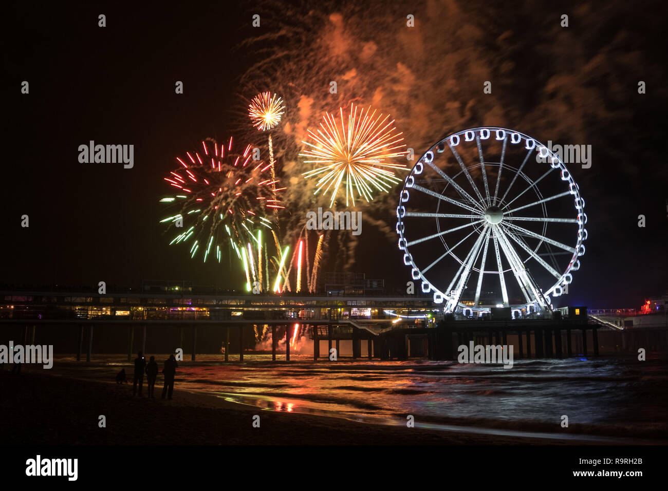 Spinning Ferris Wheel und internationaler Feuerwerkswettbewerb am Strand in Scheveningen, den Haag, Niederlande Stockfoto