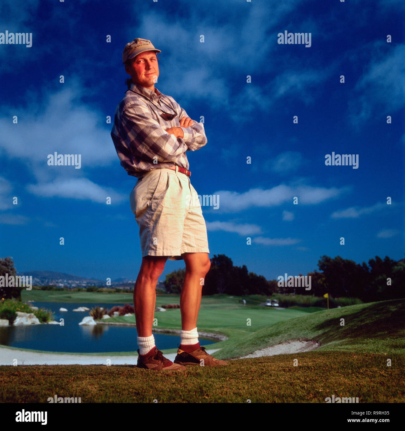 Seitliche Sicht auf einen Mann an einem Golfkurs. Stockfoto