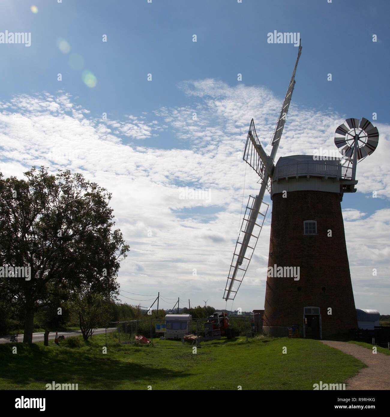 Traditionelle Norfolk (England) windpump/Windmühle im Schatten gegen einen strahlend blauen Sommerhimmel Stockfoto