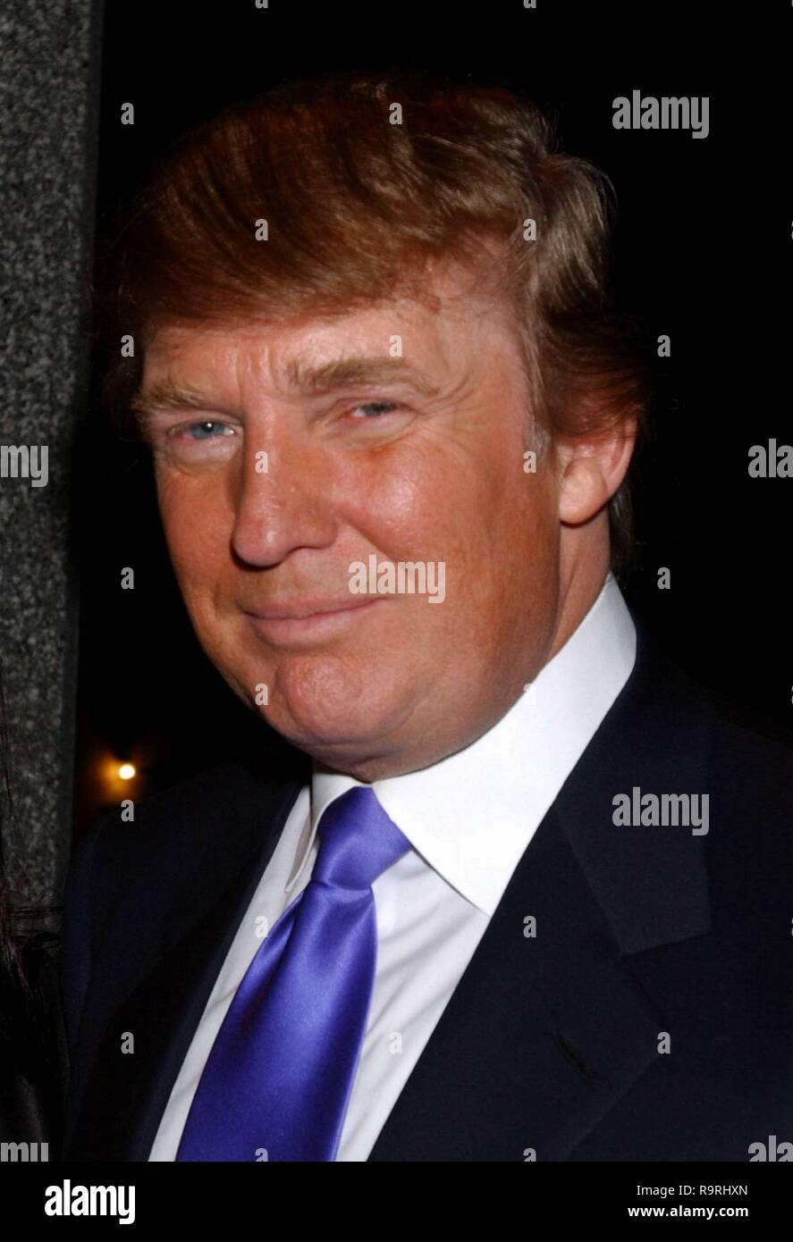 Donald Trump während der Los Angeles vertrauliche Magazin begrüßt 'The Apprentice' in Hollywood, im Bliss, Donnerstag, 26 Februar, in Hollywood, Kalifornien 2004 statt. Foto von RTNJames/MediaPunch Stockfoto