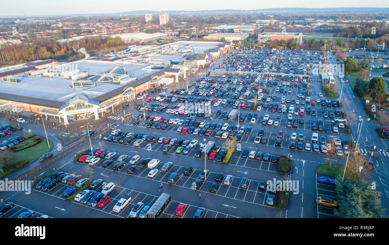 Bild vom 24. Dezember zeigt der Parkplatz fast voll um 9 Uhr am Heiligabend morgen im Marks und Spencer und Tesco Stores in der Nähe von Wilmslow in Cheshire, wie Leute ihre Last-minute-Weihnachtseinkäufe zu Verkehrsbehinderungen im Bereich. Stockfoto