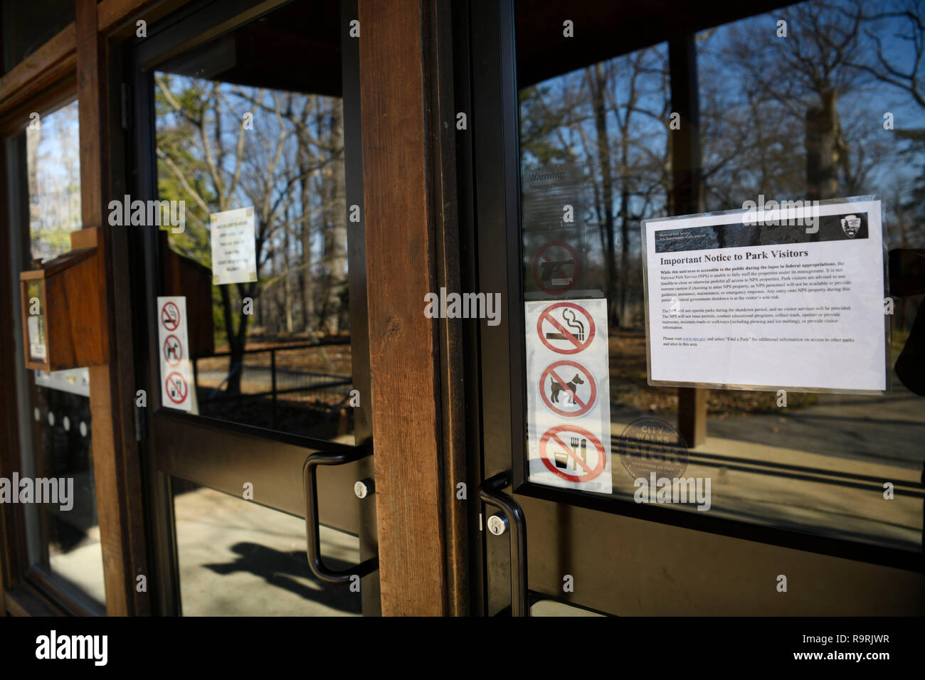 Washington, USA. 26 Dez, 2018. Foto auf Dez. 26, 2018 zeigt eine geschlossene Tür der Rock Creek Park Nature Center und Planetarium in Washington, DC, USA. Die Auswirkungen von einer teilweisen Schließung der US-Bundesregierung hat sich weiter nach Weihnachten gewachsen, wie es in den fünften Tag am Mittwoch gespannt. Quelle: Liu Jie/Xinhua/Alamy leben Nachrichten Stockfoto