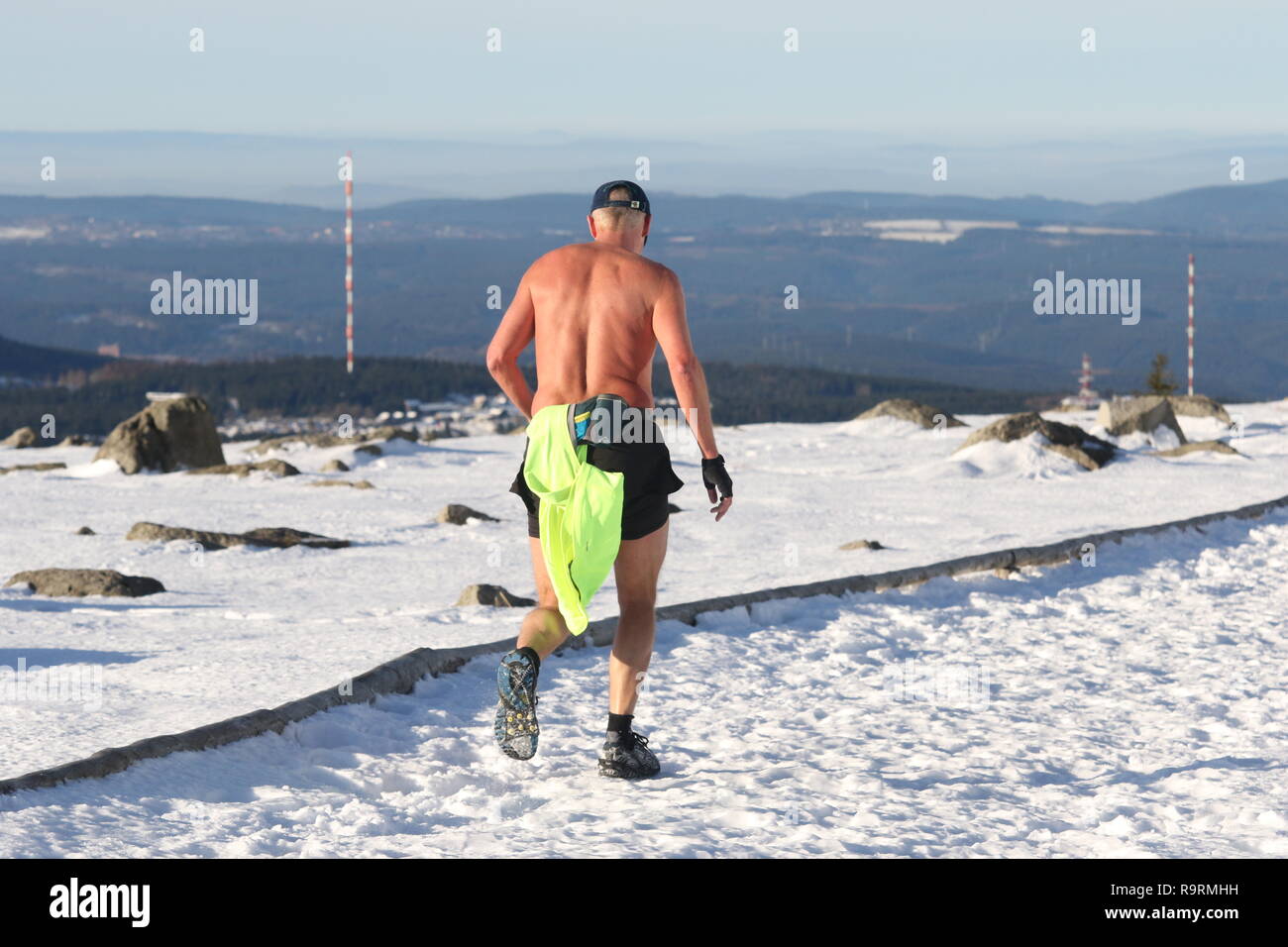 Schierke, Deutschland. 27 Dez, 2018. Der Arzt Michael Broutschek läuft von Wernigerode zum Brocken im hellen Sonnenschein. Die eisigen Temperaturen haben ihn nicht gestört. Viele Urlauber nutzen die freien Tage für einen Harz Exkursion. Der Brocken Gipfel bietet eine herrliche Winterlandschaft. Credit: Matthias Bein/dpa-Zentralbild/dpa/Alamy leben Nachrichten Stockfoto