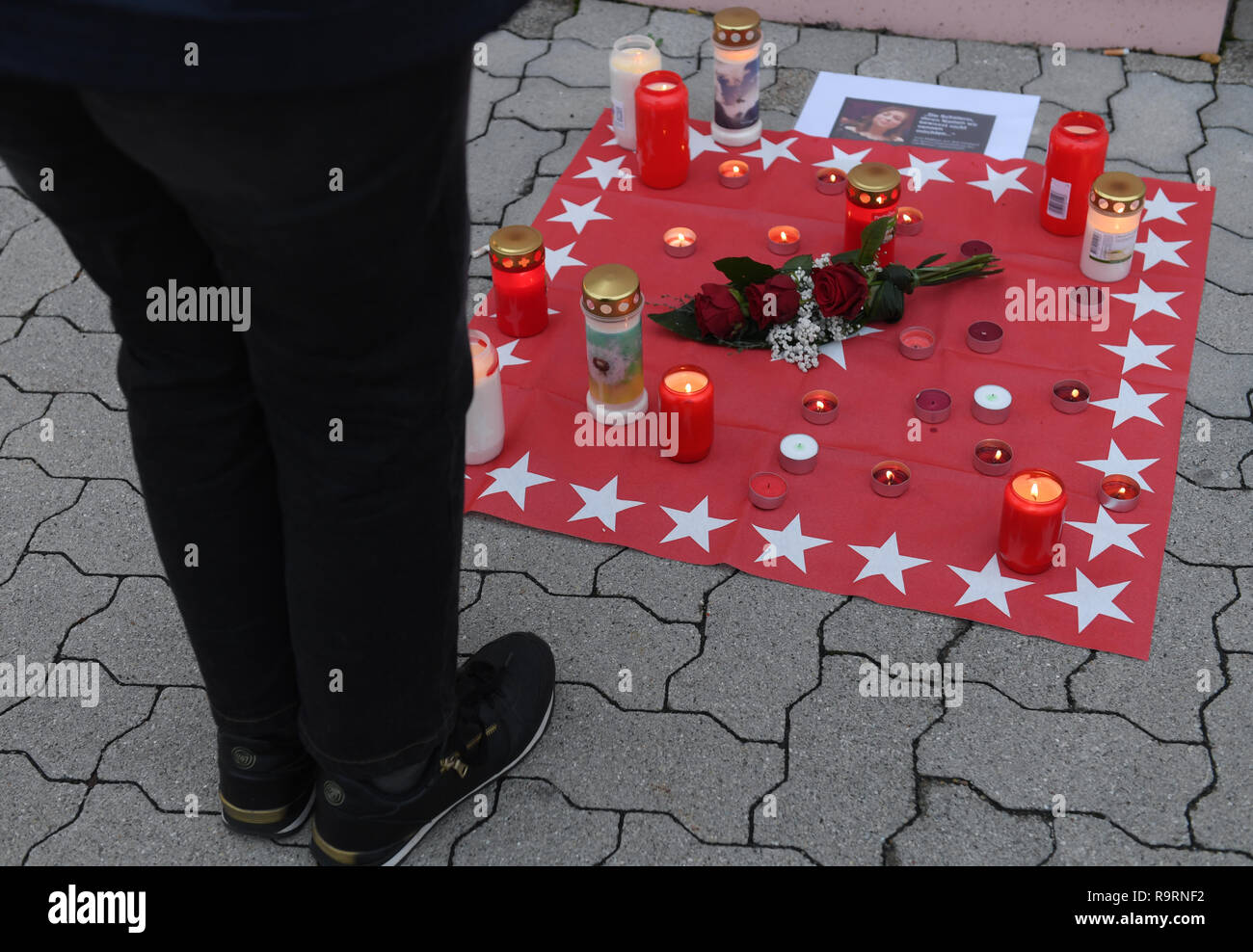 Kandel, Deutschland. 27 Dez, 2018. Am Jahrestag der tödlichen Messerangriff von Kandel, eine Frau steht an einer Gedenkstätte vor der Dm Drogerie. Vor einem Jahr hat der 15-jährige Mia war durch eine afghanische Flüchtlinge getötet. In der Südlichen Pfalz Gemeinschaft linken und rechten Gruppen demonstrierten seit der Kriminalität. Credit: Arne Dedert/dpa/Alamy leben Nachrichten Stockfoto