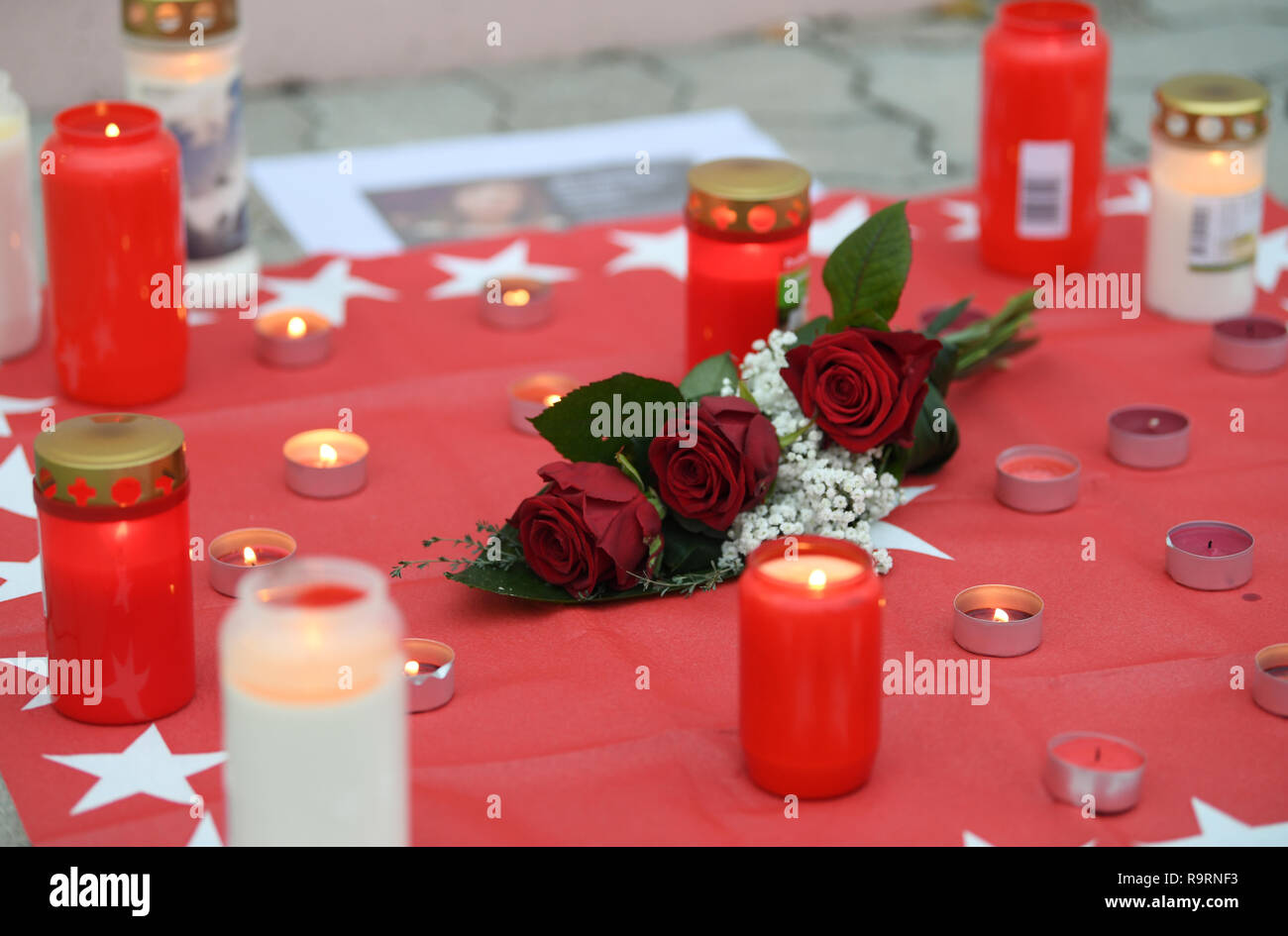 Kandel, Deutschland. 27 Dez, 2018. Auf dem Jahrestag der Kandel tödliche Messerangriff, Kerzen und Rosen waren an einer Gedenkstätte vor der dm drogerie markt gesunken. Vor einem Jahr hat der 15-jährige Mia war durch eine afghanische Flüchtlinge getötet. In der Südlichen Pfalz Gemeinschaft linken und rechten Gruppen demonstrierten seit der Kriminalität. Credit: Arne Dedert/dpa/Alamy leben Nachrichten Stockfoto