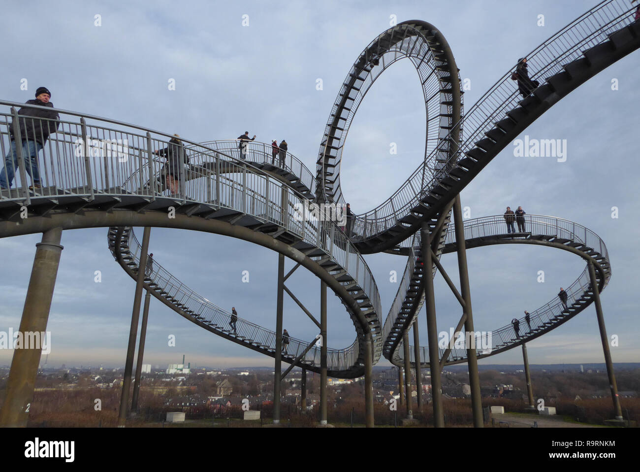 Dezember 27, 2018 - Duisburg, Nordrhein-Westfalen, Deutschland - Menschen gesehen werden kann zu Fuß auf der 'Tiger und Turtle'' "Magic Mountain" in Angerpark, Duisburg, Deutschland. Von ULRICH GENTH und Heike Mutter im Jahr 2011 entwickelt und ist 21 Meter hoch, aus Zinn, Zink und Stahl. Sie gleicht einer Achterbahn aber ist komplett begehbar, außer für die Schleife. Kredite: Jan Scheunert/ZUMA Draht/Alamy leben Nachrichten Stockfoto