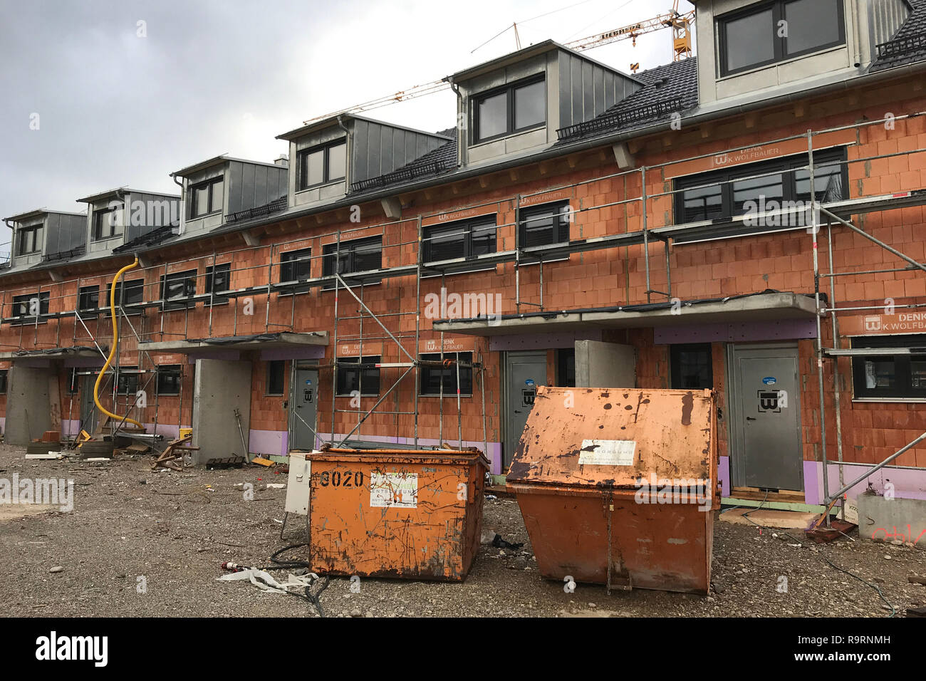 Fassade, neu erbauten Apartments in Vaterstetten in der Nähe von Muenchen, Gehäuse, Shell, Gebäude, Immobilien, Wohneigentum, Eigentumswohnung. Neue Gebäude, Mietwohnung, Miete, Bauboom, Mietshaus, Baustelle. Geruest, Bauen, Bau, Bauen, Immobilien, Immobilien, Baugewerbe, Agglomeration Stadt, Speck, Riemen, Umgebung, | Verwendung weltweit Stockfoto