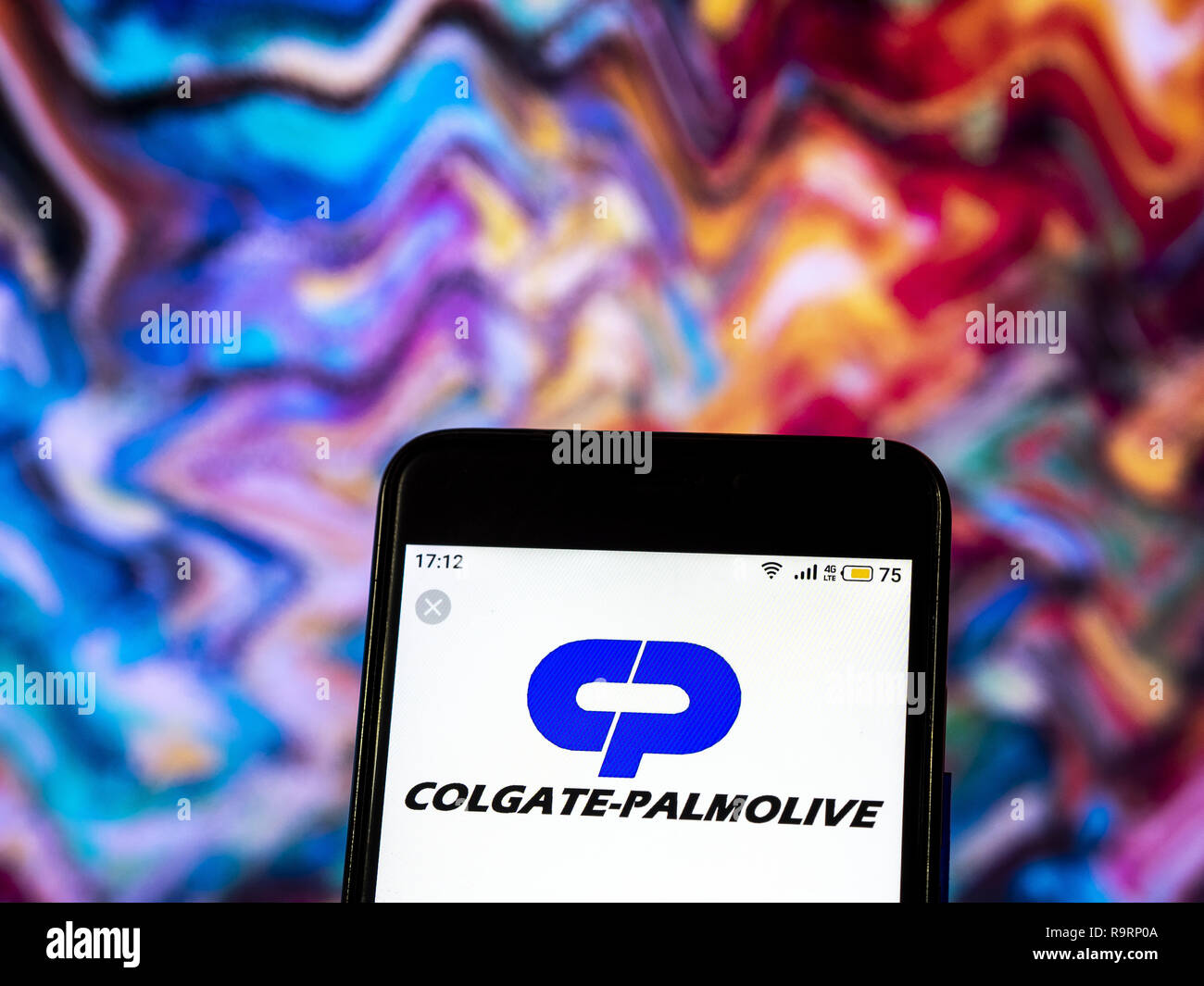 Kiew, Ukraine. 19 Dez, 2018. Colgate-Palmolive Manufacturing Company Logo gesehen auf einem Smartphone angezeigt. Quelle: Igor Golovniov/SOPA Images/ZUMA Draht/Alamy leben Nachrichten Stockfoto