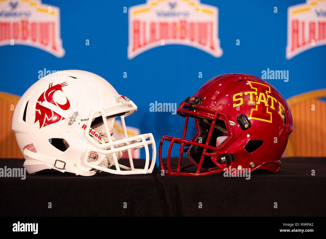 Dezember 27, 2018: Staat Washington und Iowa State Helme vor - Spiel an den NCAA Valero Alamo Schüssel. San Antonio, TX. Mario Cantu/CSM Stockfoto