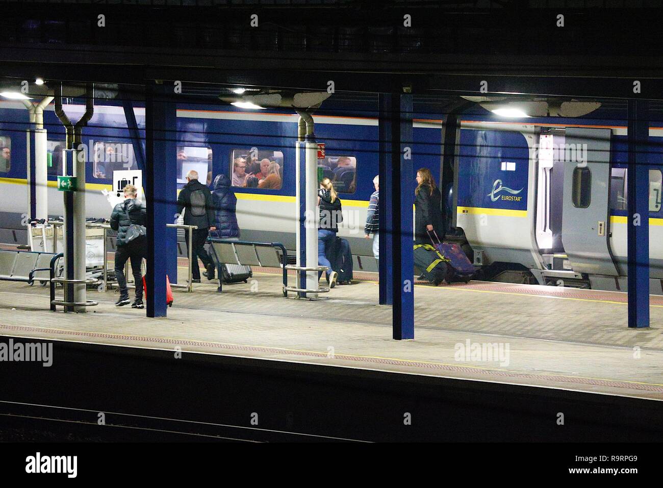 Ashford, Kent, Großbritannien. 27 Dez, 2018. UK Wetter: Met Office hat eine gelbe Wetter Warnung für Nebel im Süden Osten und warnt vor möglichen Verzögerungen zu Bus und Bahn. Die Passagiere aussteigen aus dem Eurostar Bahnhof Ashford, Kent. © Paul Lawrenson 2018, Foto: Paul Lawrenson/Alamy leben Nachrichten Stockfoto