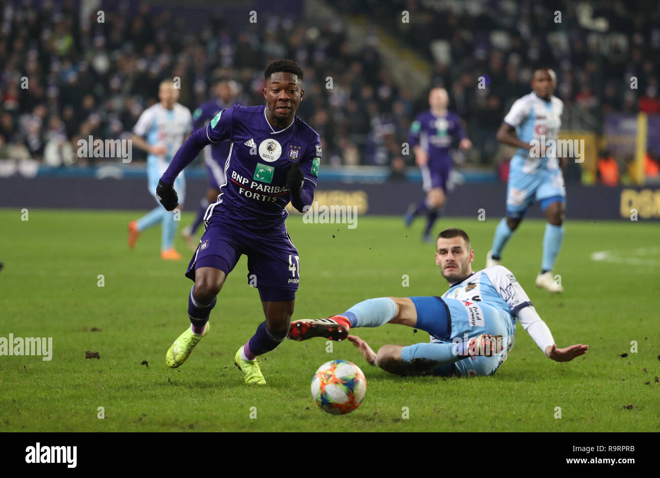 Brüssel, Belgien - 27 Dezember: Francis Amuzu von Anderlecht und Aleksandar Vukotic von Beveren Kampf um den Ball während der Jupiler Pro League Spieltag 21 zwischen RSC Anderlecht und Waasland-Beveren am 27. Dezember 2018 in Brüssel, Belgien. (Foto durch Stockfoto