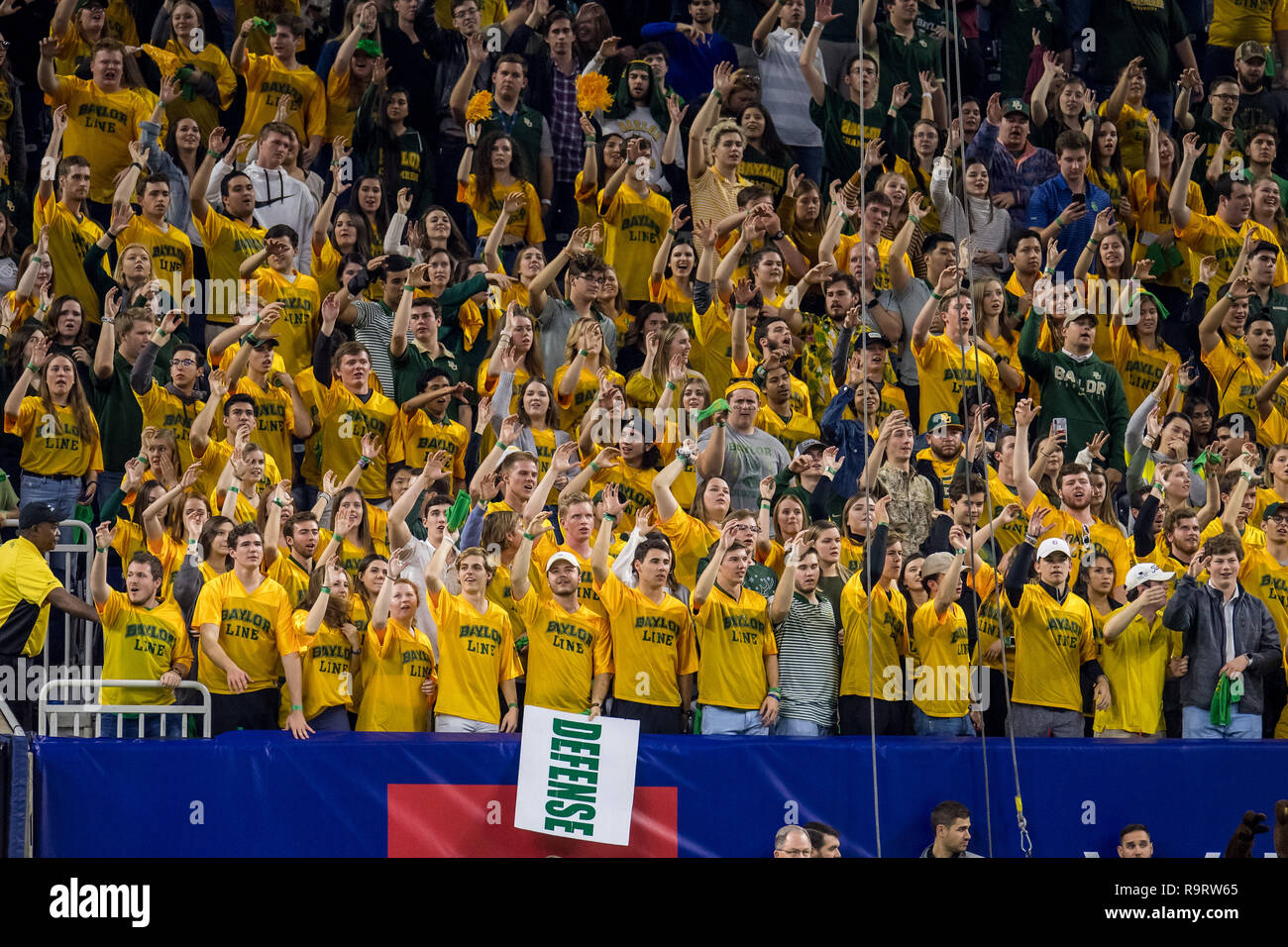 Houston, TX, USA. 27 Dez, 2018. Baylor Bears Fans während des 4. Quartals der Texas Schüssel NCAA Football Spiel zwischen der Baylor Bears und den Vanderbilt Commodores an NRG Stadion in Houston, TX. Baylor gewann das Spiel 45 zu 38. Trask Smith/CSM/Alamy leben Nachrichten Stockfoto